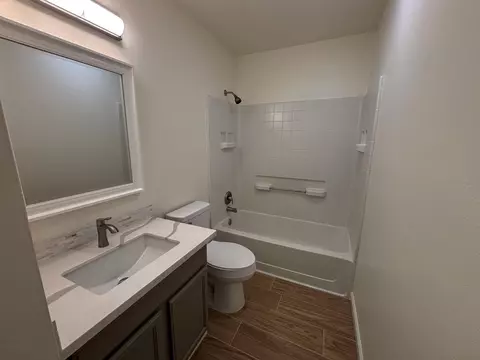 Bath - 2723 Mitchell Ave, Clovis, CA 93611 photo 3 of 3