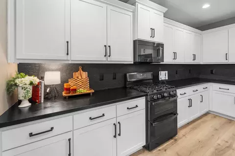 Kitchen - 4301 San Miguel Rd, Madera, CA 93636 photo 3 of 6