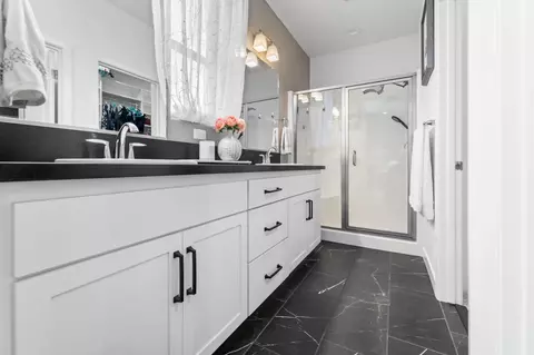 Bath - 4301 San Miguel Rd, Madera, CA 93636 photo 2 of 4