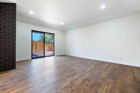 Living - 909 Barnett Way, Madera, CA 93637 photo 4 of 5