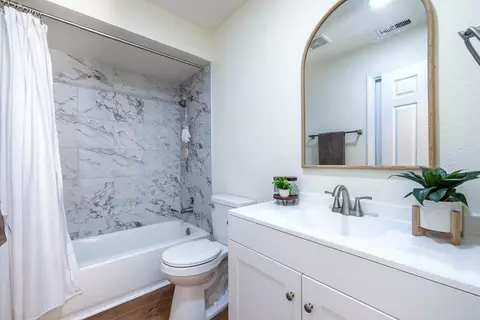 Bath - 909 Barnett Way, Madera, CA 93637 photo 3 of 3