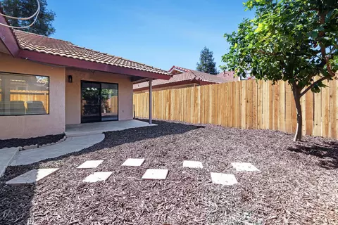 Exterior - 909 Barnett Way, Madera, CA 93637 photo 3 of 5