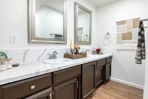 Bath - 909 Barnett Way, Madera, CA 93637 photo 1 of 3