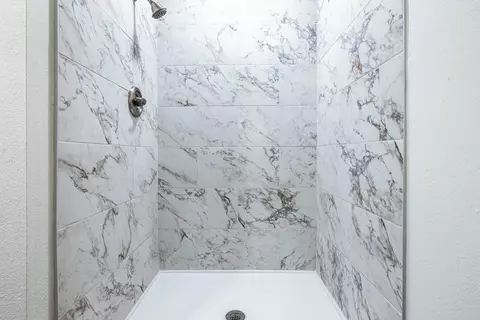 Bath - 909 Barnett Way, Madera, CA 93637 photo 2 of 3