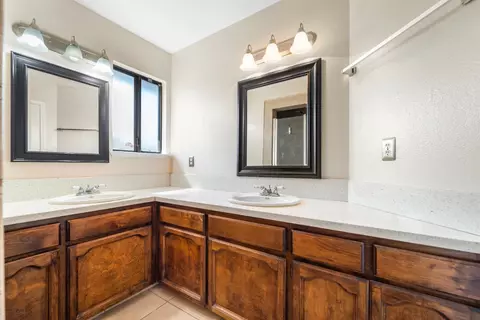 Bath - 1407 Purvis Ave, Clovis, CA 93611 photo 2 of 5