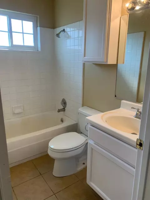 Bath - 495 W Santa Ana Ave #4, Clovis, CA 93612 photo 1 of 1