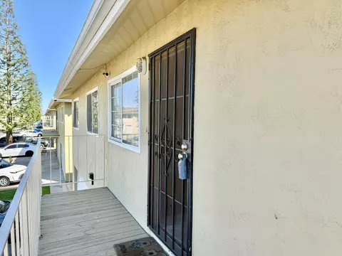 Exterior - 495 W Santa Ana Ave #4, Clovis, CA 93612 photo 3 of 8