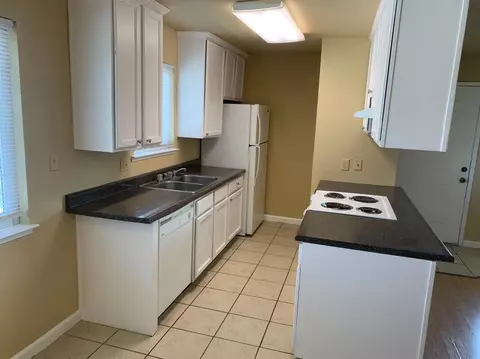 Kitchen - 495 W Santa Ana Ave #4, Clovis, CA 93612 photo 2 of 2