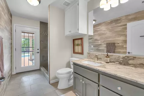 Bath - 16176 La Canada Rd, Madera, CA 93636 photo 1 of 4