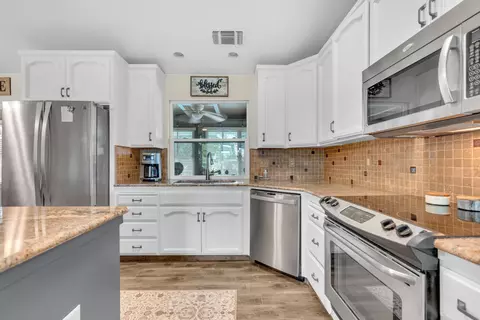 Kitchen - 16176 La Canada Rd, Madera, CA 93636 photo 2 of 4