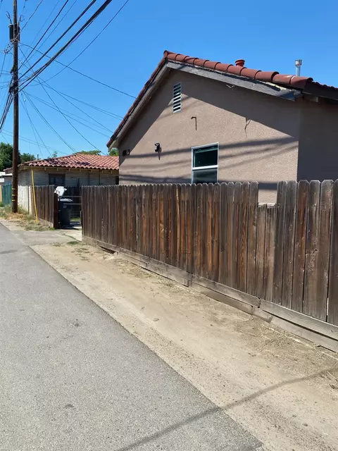 Exterior - 424 S A St, Madera, CA 93638 photo 4 of 4