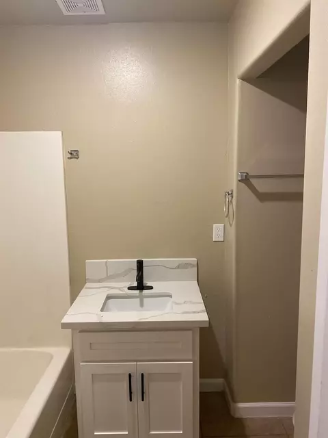 Bath - 424 S A St, Madera, CA 93638 photo 4 of 4