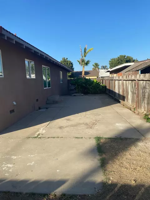 Exterior - 424 S A St, Madera, CA 93638 photo 3 of 4