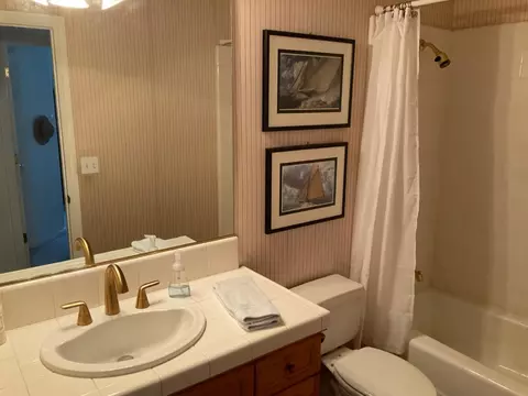 Bath - 2270 Dawson Cove Ln S, Clovis, CA 93611 photo 3 of 3
