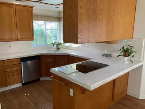 Kitchen - 2270 Dawson Cove Ln S, Clovis, CA 93611 photo 2 of 3