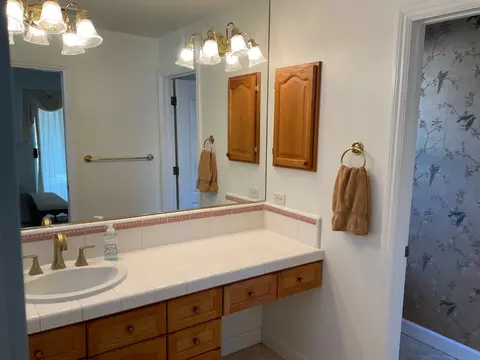 Bath - 2270 Dawson Cove Ln S, Clovis, CA 93611 photo 2 of 3