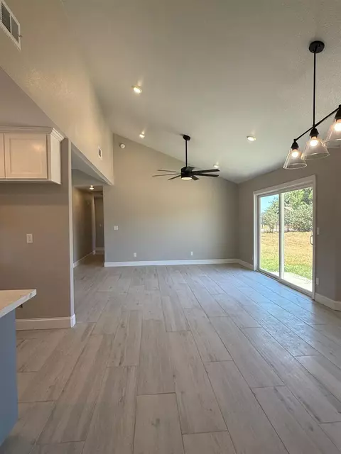 16576 Camden Dr, Madera, CA 93638 photo 2