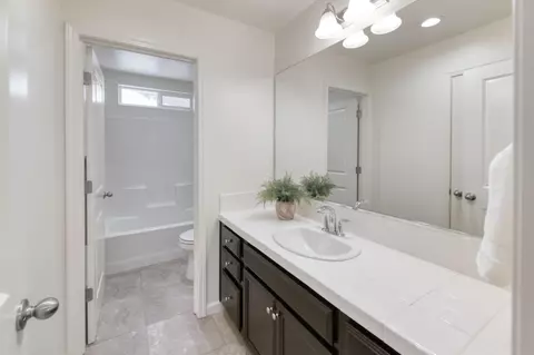 Bath - 896 Lassen Ln W, Madera, CA 93636 photo 1 of 2