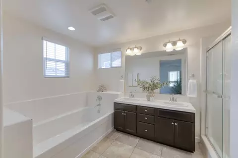 Bath - 896 Lassen Ln W, Madera, CA 93636 photo 2 of 2