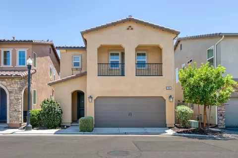 896 Lassen Ln W, Madera, CA 93636