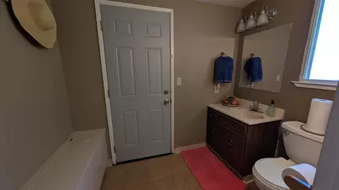 Bath - 404 Fall Ave, Madera, CA 93637 photo 1 of 4