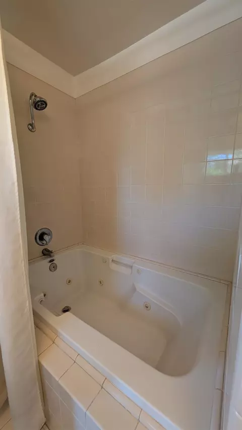 Bath - 404 Fall Ave, Madera, CA 93637 photo 4 of 4