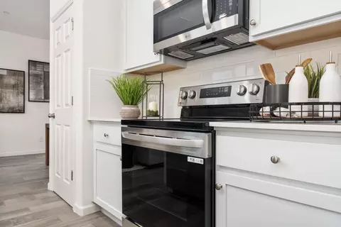 Kitchen - 6774 E Sentry Dr, Fresno, CA 93727 photo 9 of 11