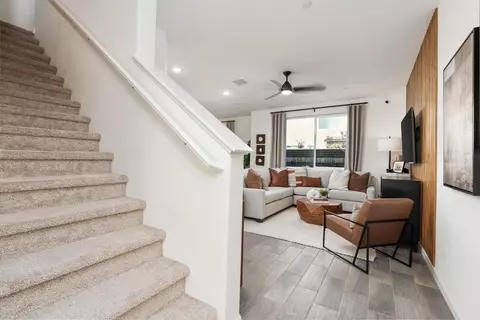 Entry Way - 6774 E Sentry Dr, Fresno, CA 93727 photo 4 of 6