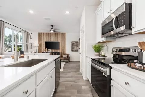 Kitchen - 6774 E Sentry Dr, Fresno, CA 93727 photo 6 of 11