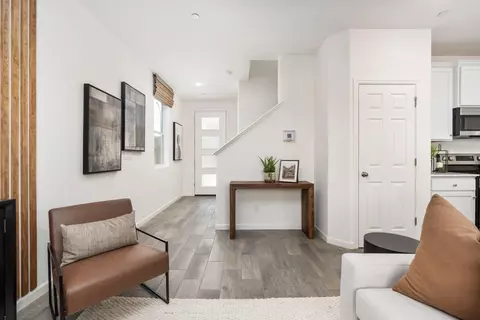 Entry Way - 6774 E Sentry Dr, Fresno, CA 93727 photo 3 of 6