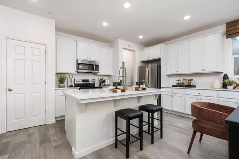 Kitchen - 6774 E Sentry Dr, Fresno, CA 93727 photo 4 of 11