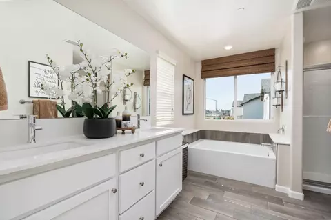 Bath - 6774 E Sentry Dr, Fresno, CA 93727 photo 4 of 6