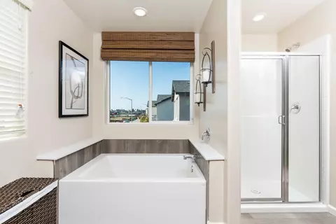 Bath - 6774 E Sentry Dr, Fresno, CA 93727 photo 5 of 6