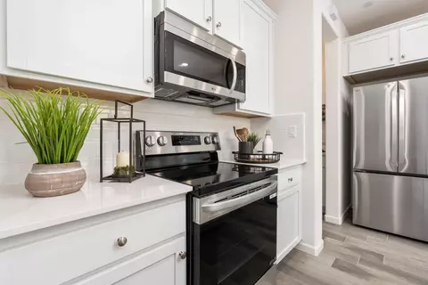 Kitchen - 6774 E Sentry Dr, Fresno, CA 93727 photo 3 of 11