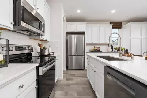 Kitchen - 6774 E Sentry Dr, Fresno, CA 93727 photo 2 of 11