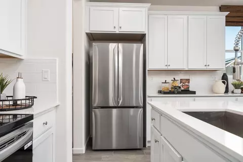 Kitchen - 6774 E Sentry Dr, Fresno, CA 93727 photo 7 of 11