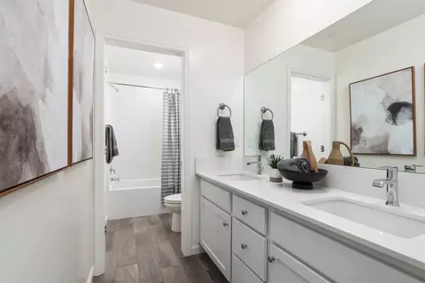 Bath - 6774 E Sentry Dr, Fresno, CA 93727 photo 2 of 6
