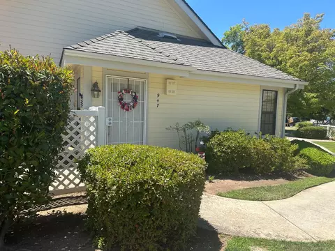 947 E Foxhill, Fresno, CA 93720