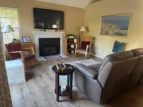 947 E Foxhill, Fresno, CA 93720