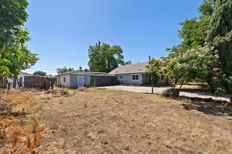 2448 S Lewis Ln, Sanger, CA 93657