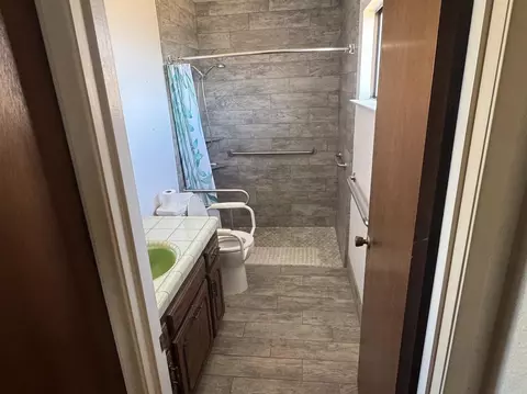 Bath - 376 E Klepper, Caruthers, CA 93609 photo 1 of 2