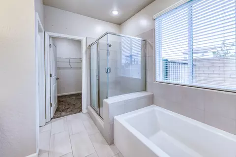 Bath - 518 Traverse Dr S, Madera, CA 93636 photo 2 of 4