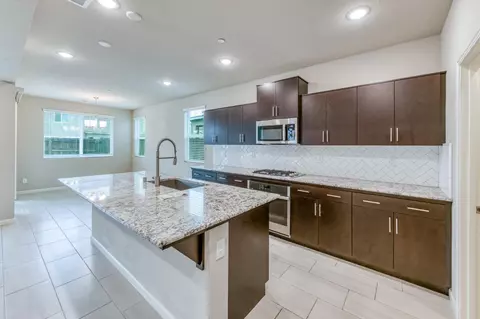 Kitchen - 518 Traverse Dr S, Madera, CA 93636 photo 3 of 4