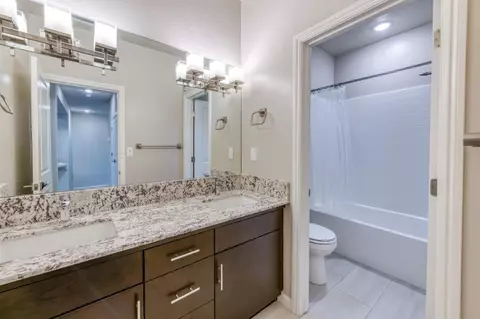 Bath - 518 Traverse Dr S, Madera, CA 93636 photo 1 of 4