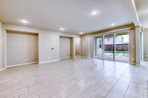 Living - 518 Traverse Dr S, Madera, CA 93636 photo 2 of 3