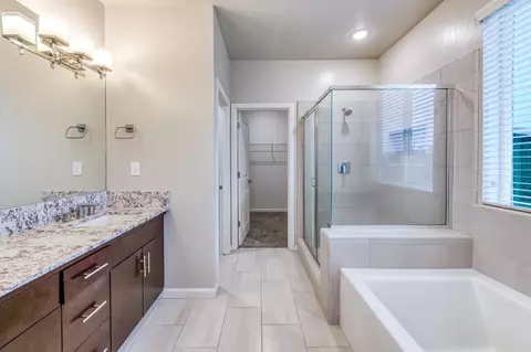 Bath - 518 Traverse Dr S, Madera, CA 93636 photo 3 of 4