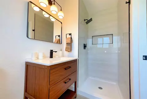 Bath - 238 W Swift Ave, Clovis, CA 93612 photo 3 of 3