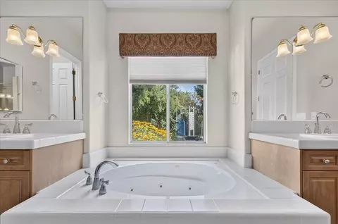 Bath - 11 W Jordan Ave, Clovis, CA 93611 photo 3 of 5