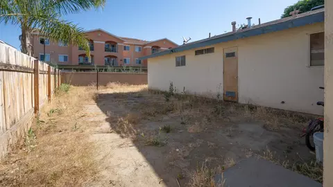 Exterior - 429 E Valley St, Coalinga, CA 93210 photo 3 of 5