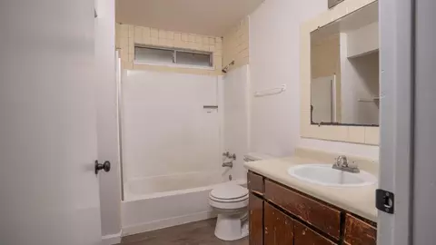 Bath - 429 E Valley St, Coalinga, CA 93210 photo 2 of 2